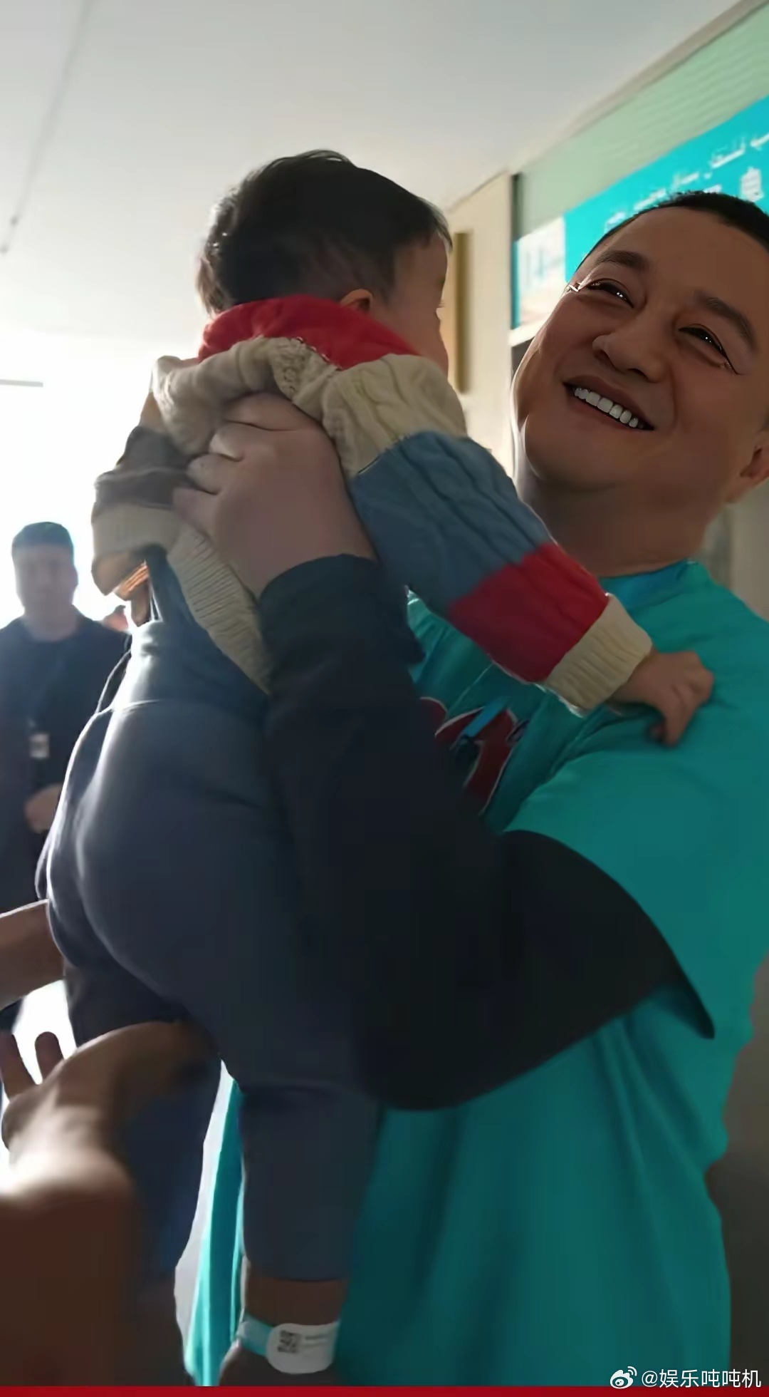 这些孩子都让李亚鹏抱李亚鹏说很神奇！这次做手术最大的一个患者51岁。李亚鹏给她们