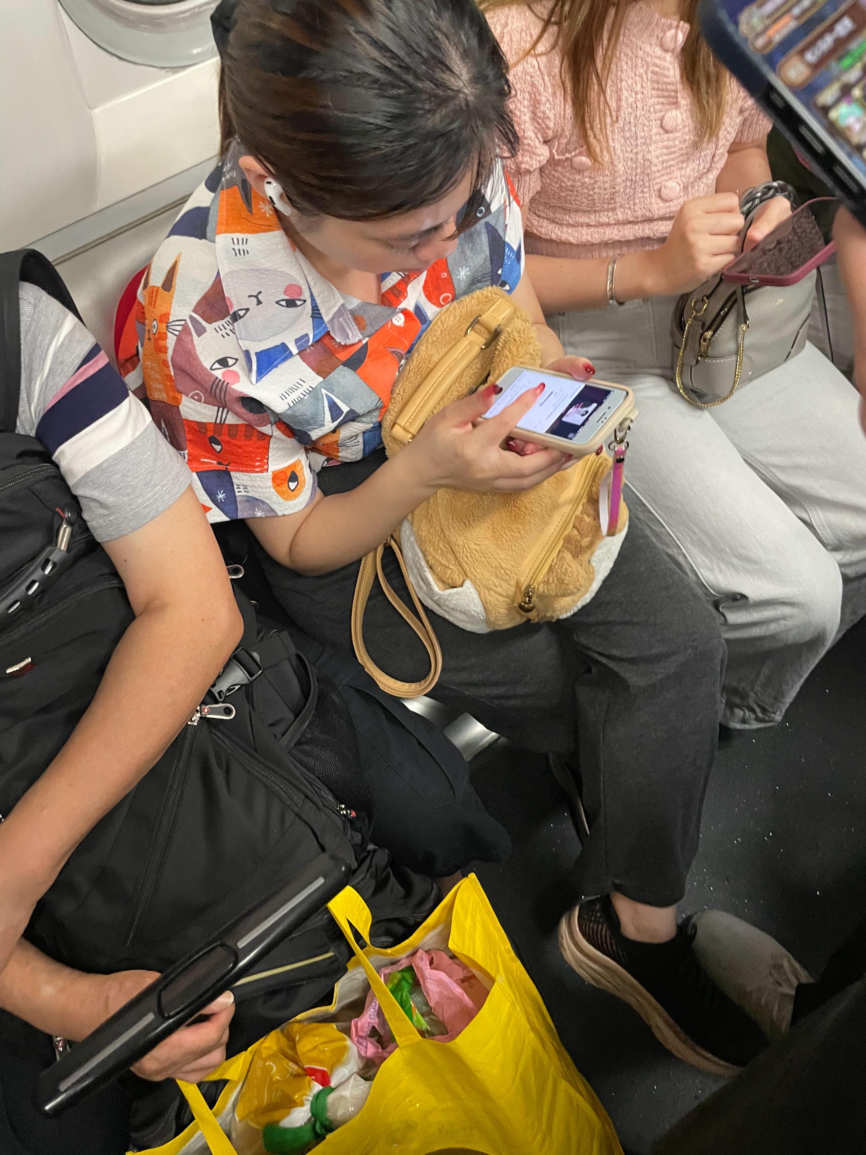 香港地铁，随处可见home键iPhone。 ​​​