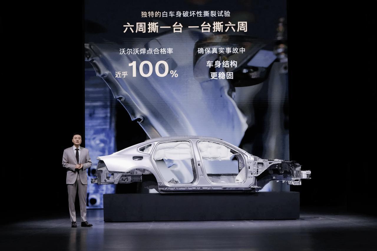 沃尔沃S90迎来了史上最大改款，从里到外全面升级。
这次中网换成了和XC90一样