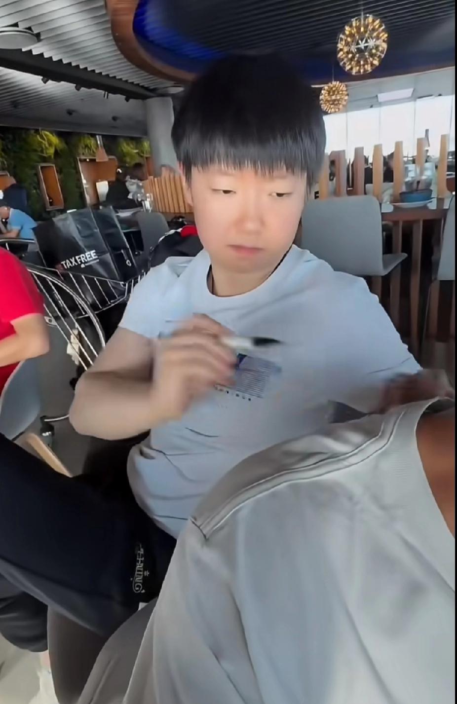 原来合影前还有这事儿！被莎莎签名的衣服得珍藏吧
 
之前刷到过这位粉丝和莎莎的合