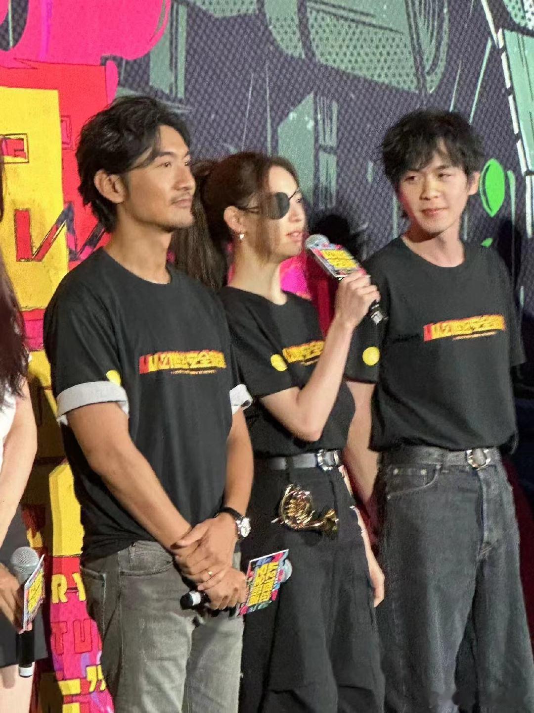 #钟楚曦首映礼造型##钟楚曦还原刘连枝造型#《从21世纪安全撤离》首映礼上，钟楚