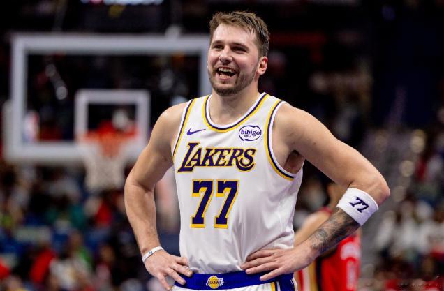 12月5日讯 湖人今天击败猛龙。东契奇因第二个孩子出生缺席本场比赛。湖人自媒体B