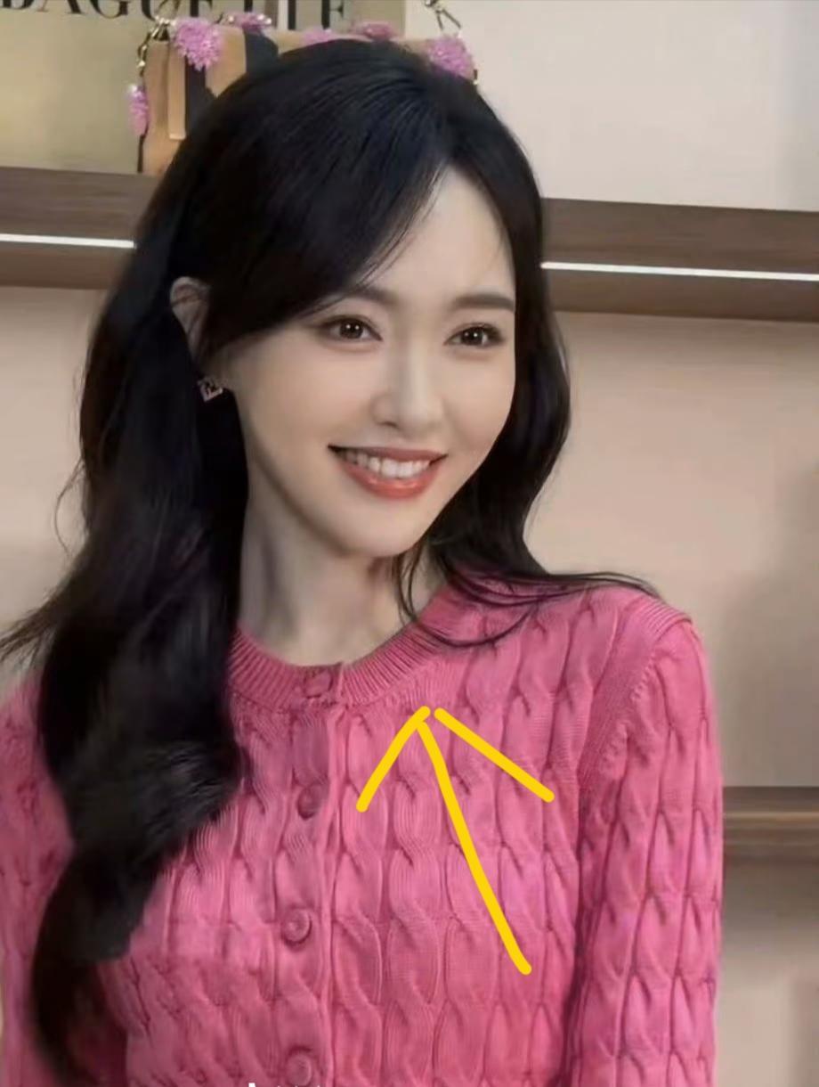 唐嫣这次在FENDi活动上，确实不太一样。

她穿着玫粉色针织套裙，笑起来还是那