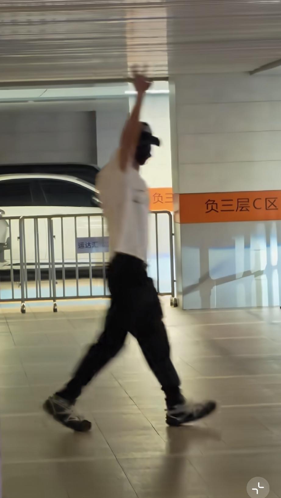 9月13日，谢霆锋长沙演唱会第二场开始前上班被偶遇，他好瘦啊，身板太小了，腿好细