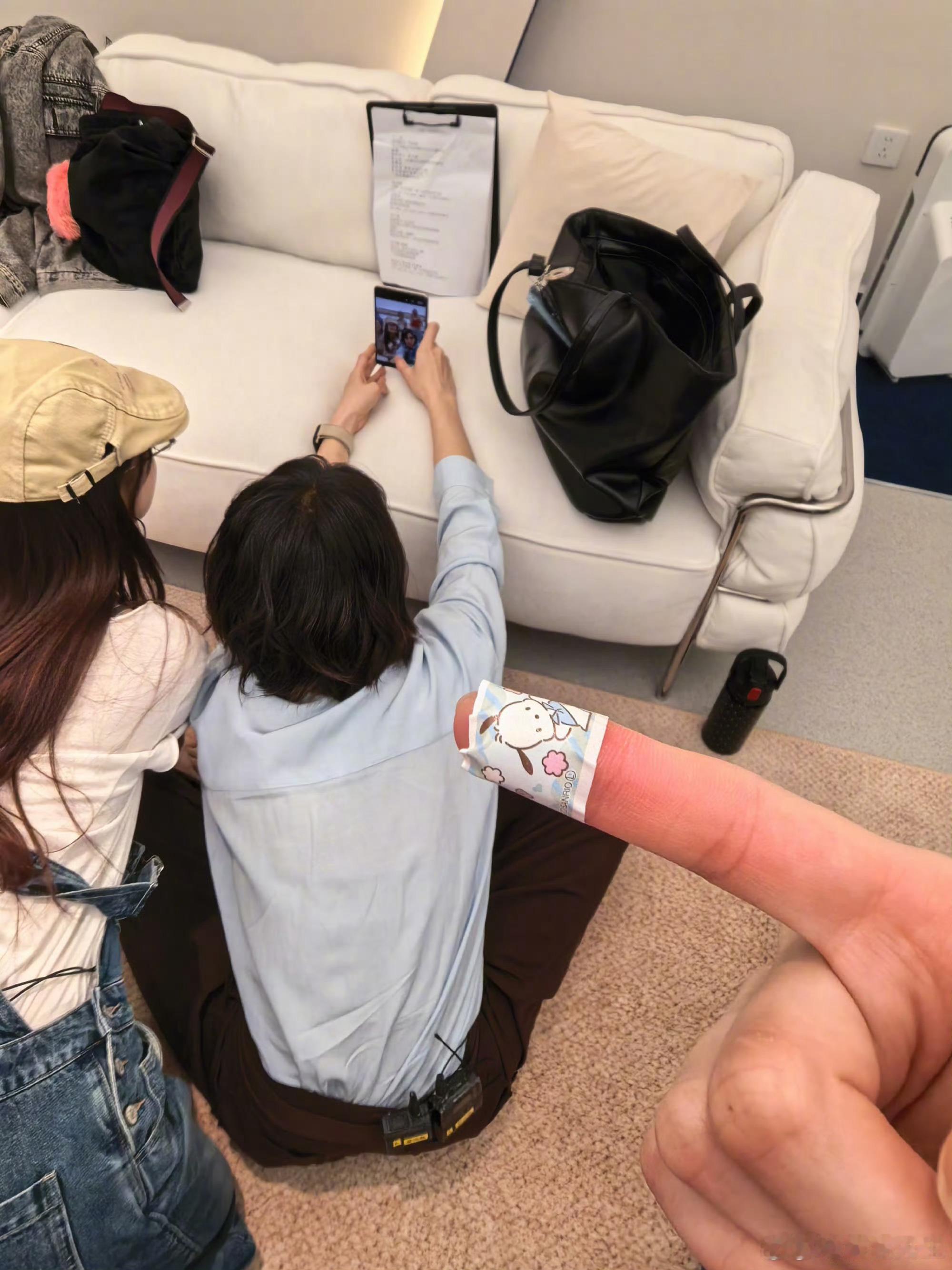 张慧雯合照里的乌兰图雅点开合照直接笑出声，美颜滤镜力度拉满，把乌兰图雅拍出满满的