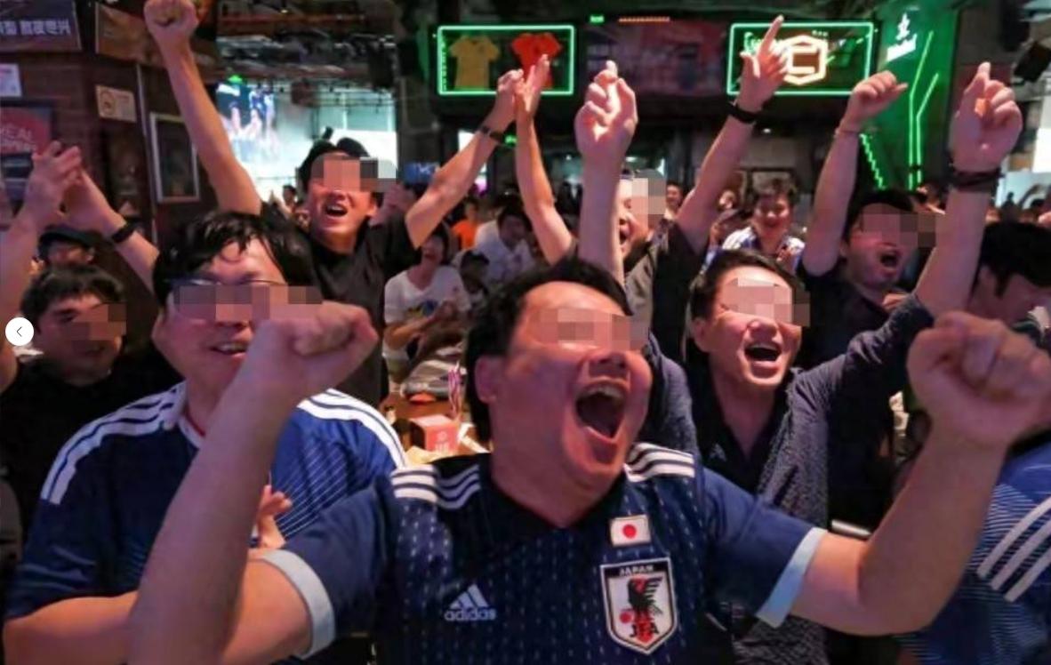 2026年6月，上海某酒吧，十几名中国年轻人穿定制日本队球衣庆祝日本4-0大胜，
