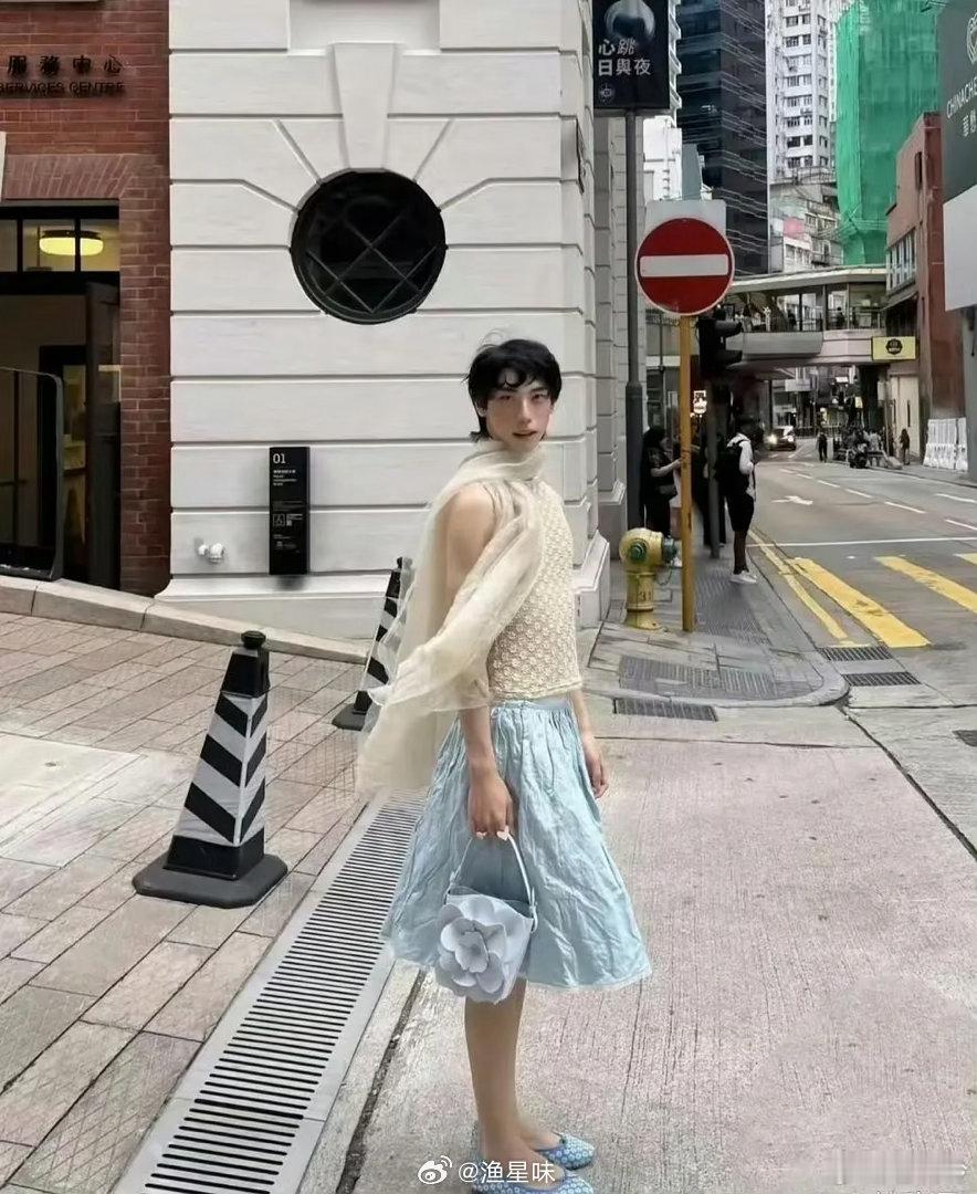 支持！！！！一个不害怕展露（刻板印象中）女性气质的男性比任何阳刚的男性都值得被尊