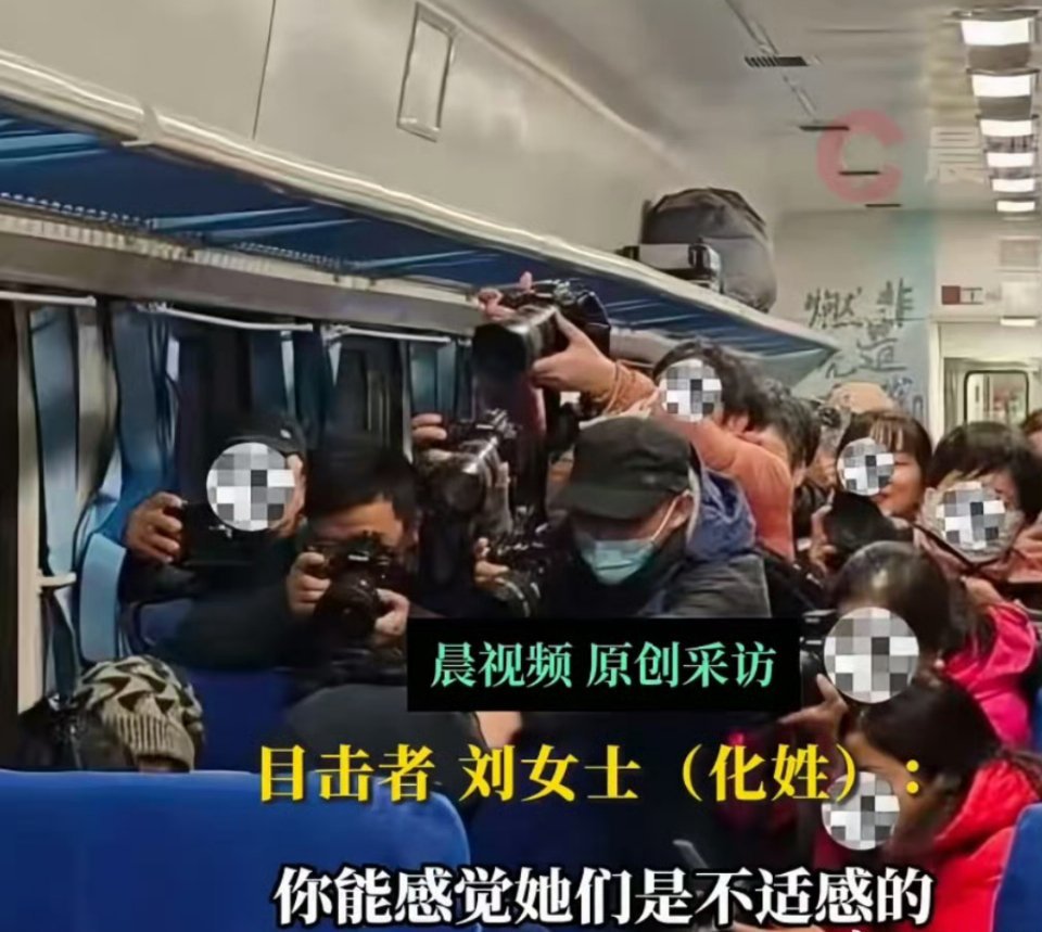 : 把“围观拍摄”包装成“记录民族特色”，是把他人的隐私当成了“打卡素材”——彝