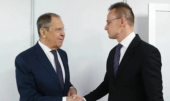 这双标玩得太溜了，最近欧盟就整了个大活，被俄罗斯外长拉夫罗夫实锤“偷听”俄匈外长