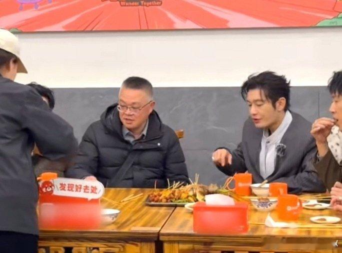 77年黄晓明喊72年王鹤棣爸爸叔家人们，娱乐圈最近又有一件趣事引发了大家的关注，