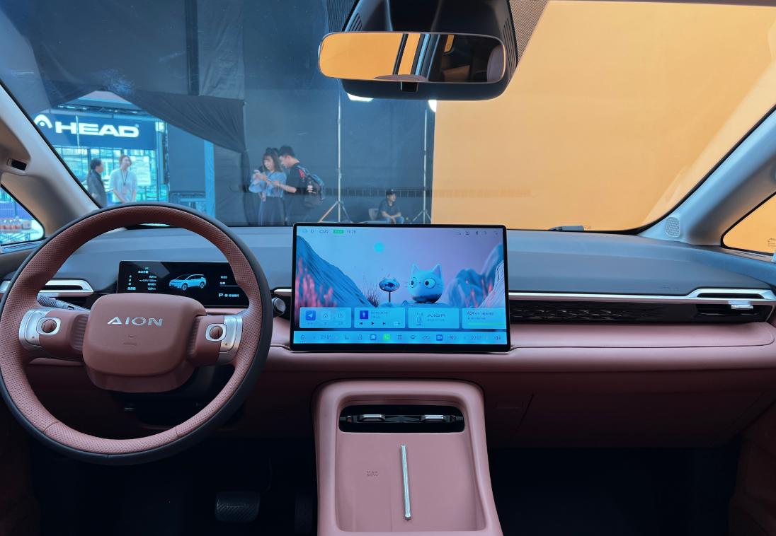 这款埃安N60的内部和很多电动车基本上是如出一辙的设计，有两个屏幕，也搭载了这种