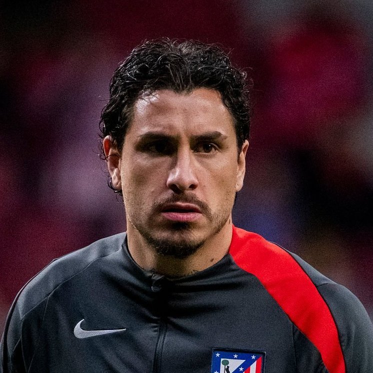 【Matte Moretto】 米兰希望引进一名新的中后卫来增强防线，不过预计在