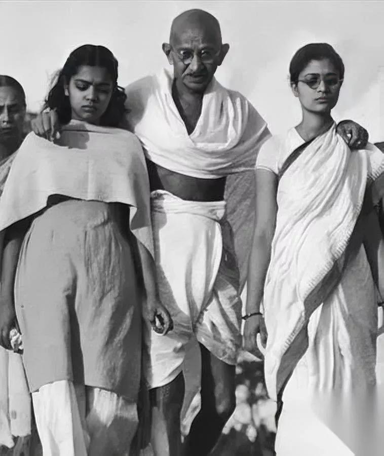 你认识的甘地

其实藏着

这些隐情你绝对没听过。

我们从小都听说甘地是禁欲苦