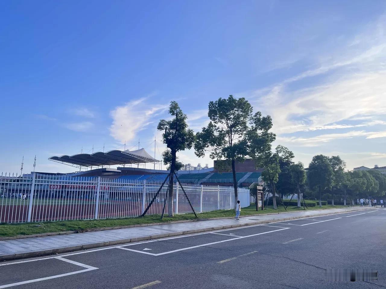 安全感从来不是别人给的，而是自己一步步建立起来的，核心分为外在支撑和内在底气两部