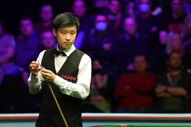 赵心童4-0完胜马克-艾伦，晋级冠中冠8强！

刚刚结束的一场斯诺克冠中冠小组赛