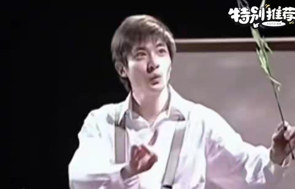 来认认他是谁
最近他的剧在热播
真是没想到
年轻时候这么瘦呢？[捂脸]