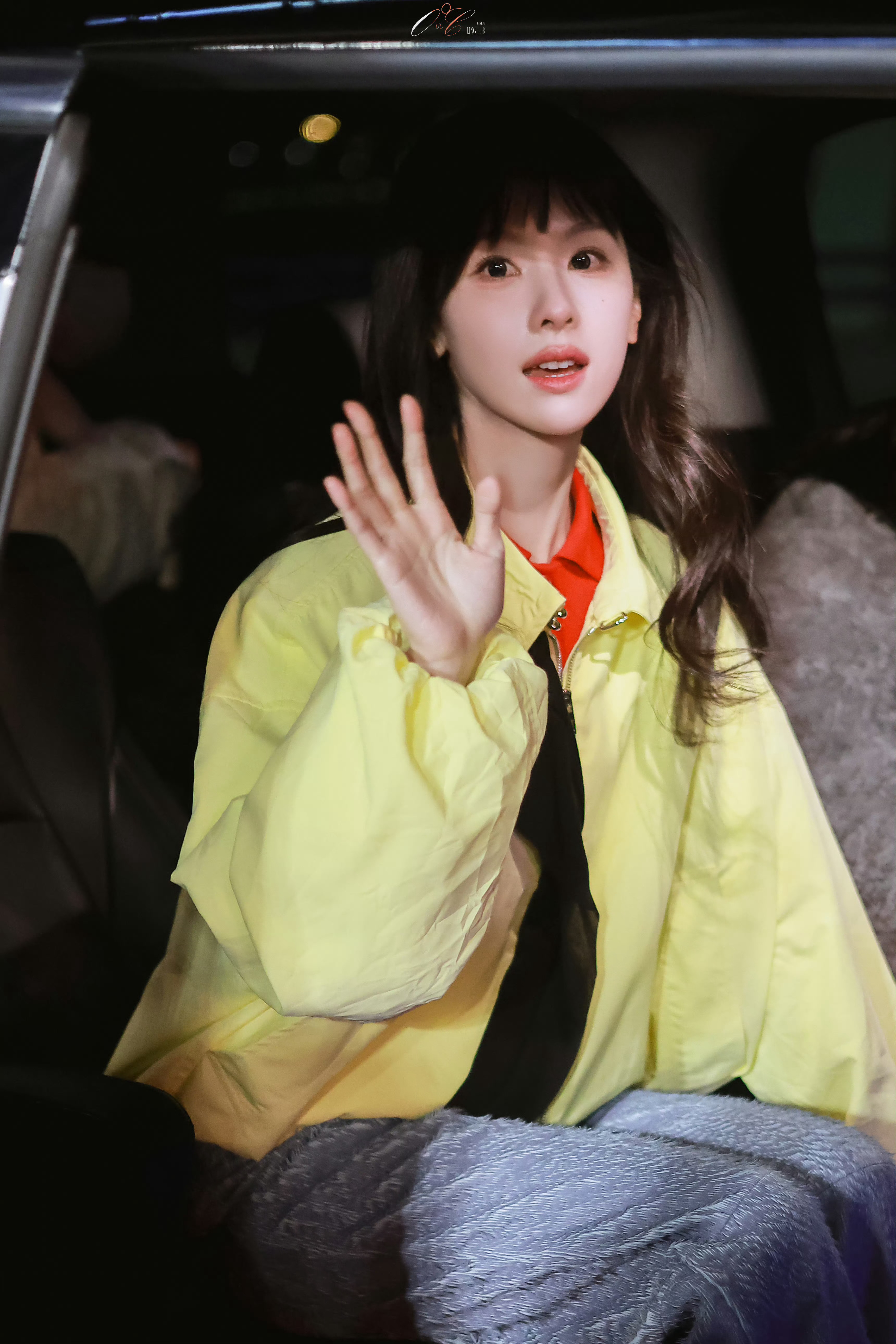 陈都灵又萌又嫩陈都灵多巴胺小兔 陈都灵出发巴黎时装周，柠檬黄外套配蓝色牛仔裤，整