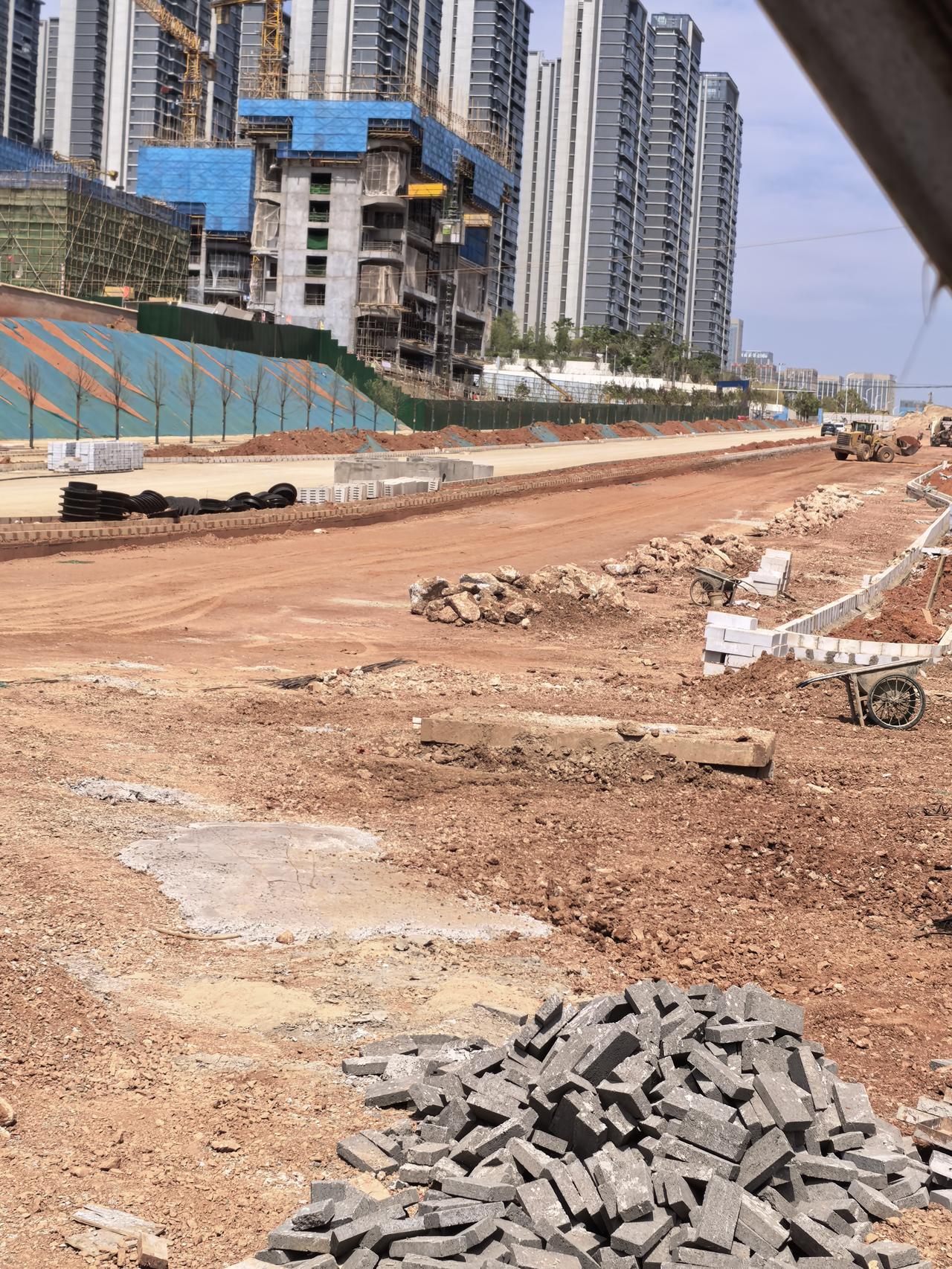 呈呈老城与新城的连接路呈祥街这一段，本来说是事今年三月份通车的，刚开始有的人还吹