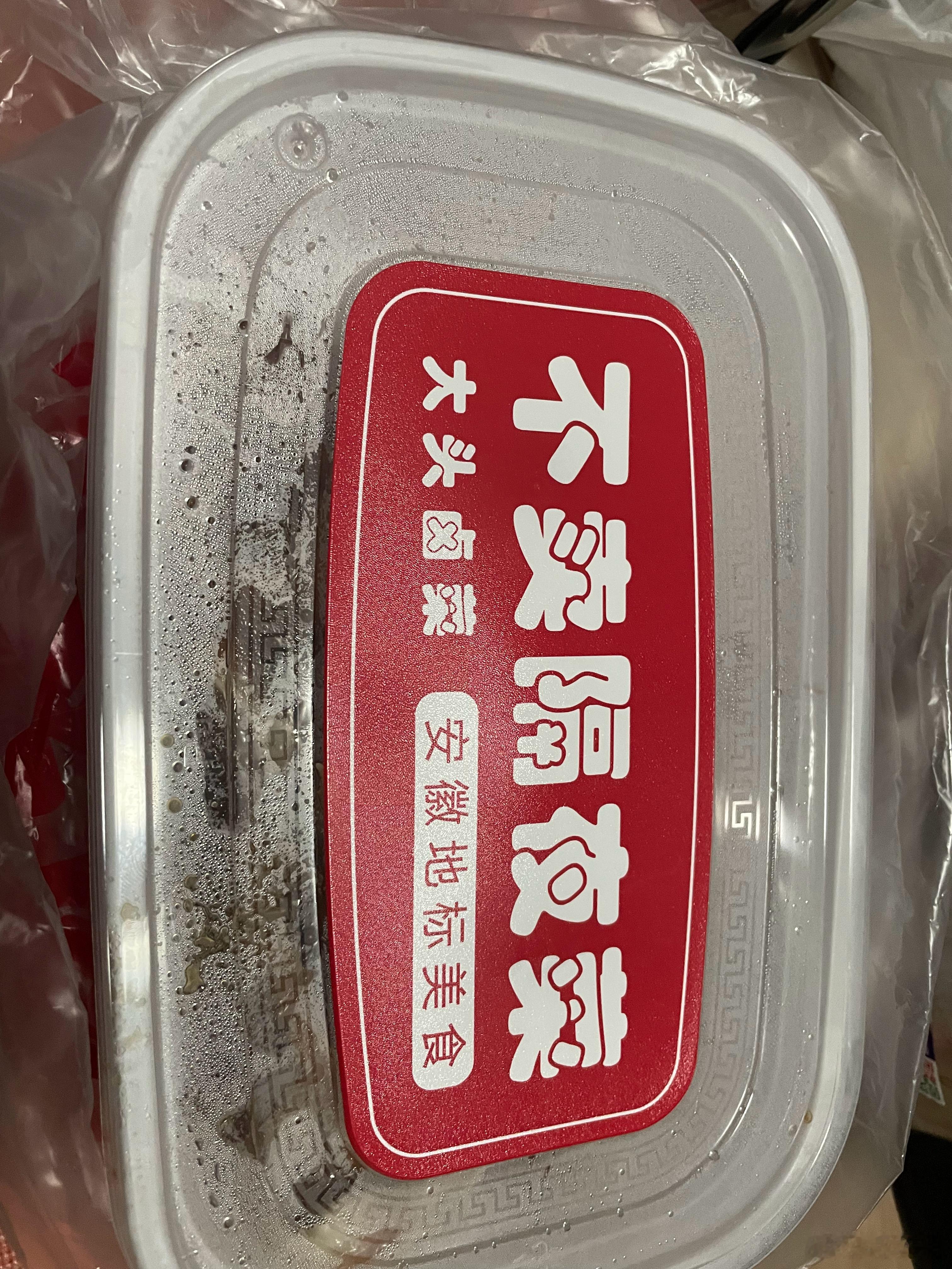 出去吃完饭，看到隔壁卖卤菜的，有点想吃一口尝尝。我看他家在这边开了不少分店，生意