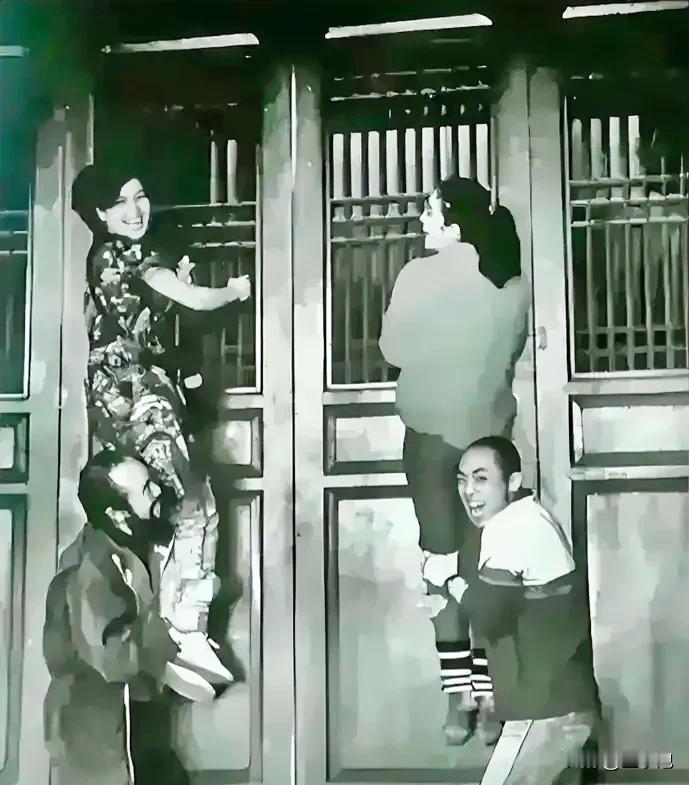 文艺界真会玩！1988年，张艺谋导演正值如狼似虎的年纪，和学长周晓文一起带着金莉