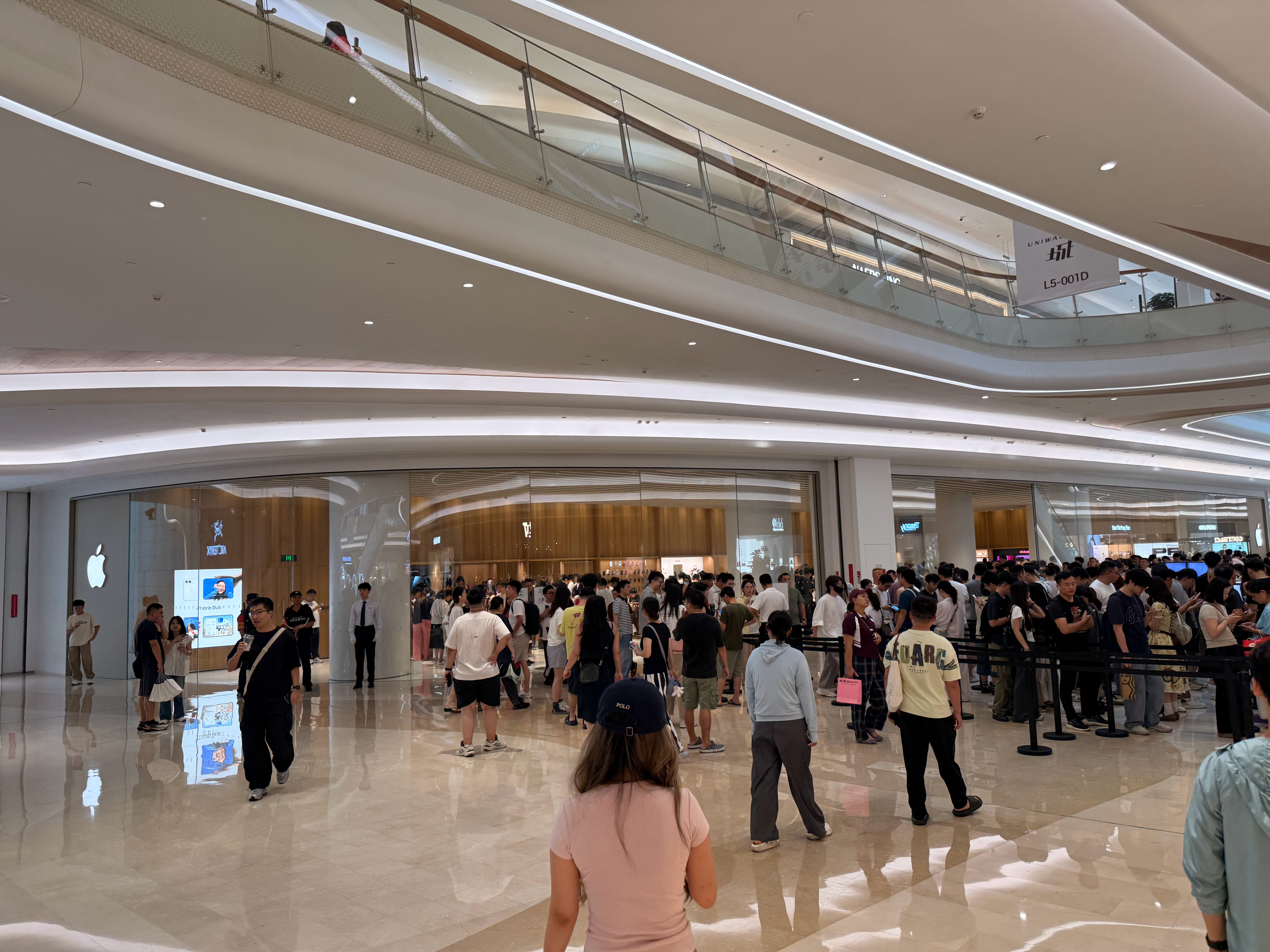 iPhone18Pro发售苹果直营店内外依旧人流爆棚但与去年不同的是门口只有线上