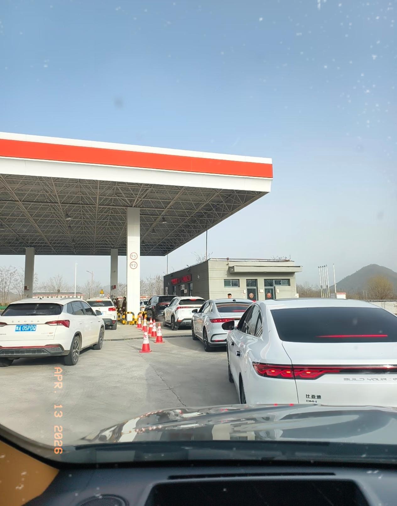 4月13号一早，
加油站又排起长队了。

早上排队加油，真不是听说油价降了，纯粹