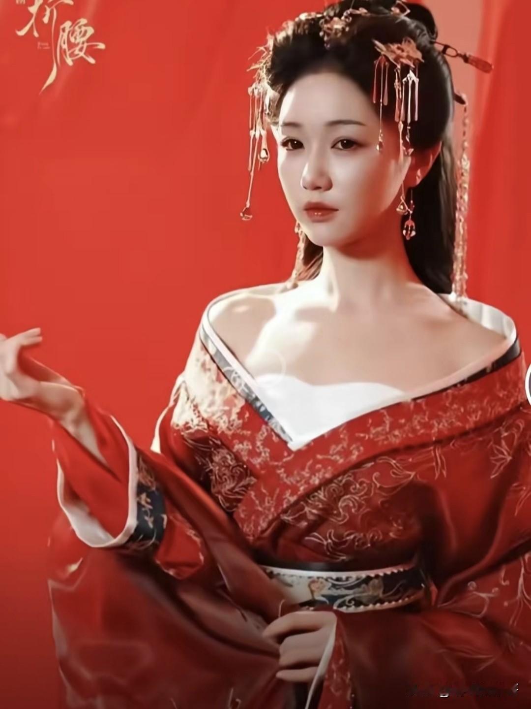 如果岳雨婷这次演的架空历史人物
可能就没有作品下架这回事了
偏偏要用传统的短剧性