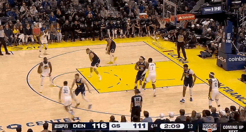 新规福利！库里成功造犯规三罚全中！
在今天NBA常规赛勇士对阵掘金的第四节比赛最