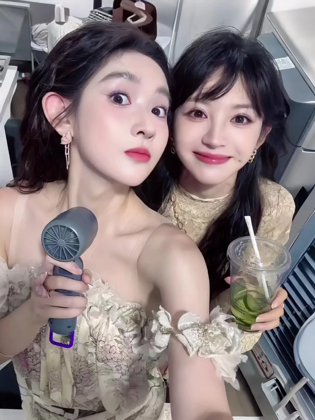 为什么我们会成为好朋友 因为我俩一个德行