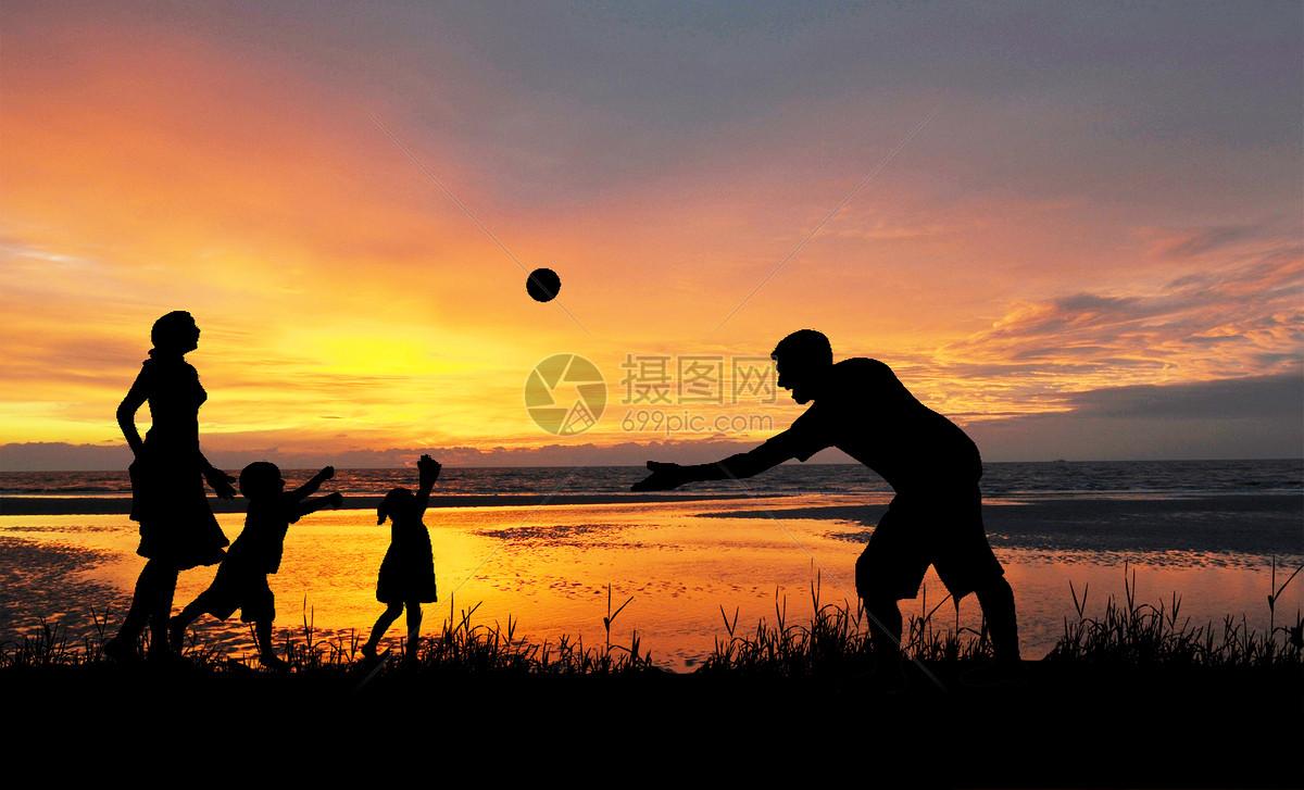 前阵子张晓磊的一篇爆款文刷遍了朋友圈，字里行间的细碎日常，像一根细针轻轻扎在无数