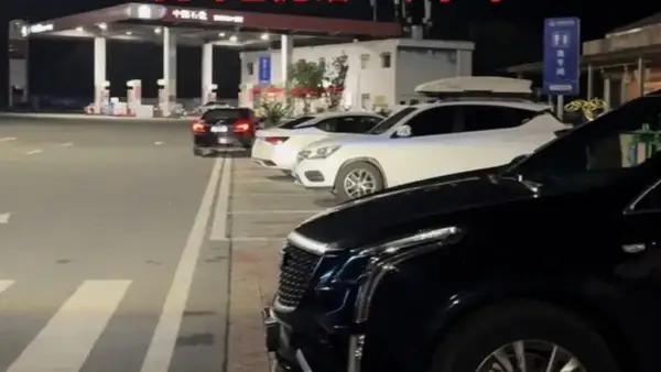 贵州，游客黄先生驾车行至贵黔高速黔西服务区，因忘加油燃油耗尽、自动挡 P 挡锁死