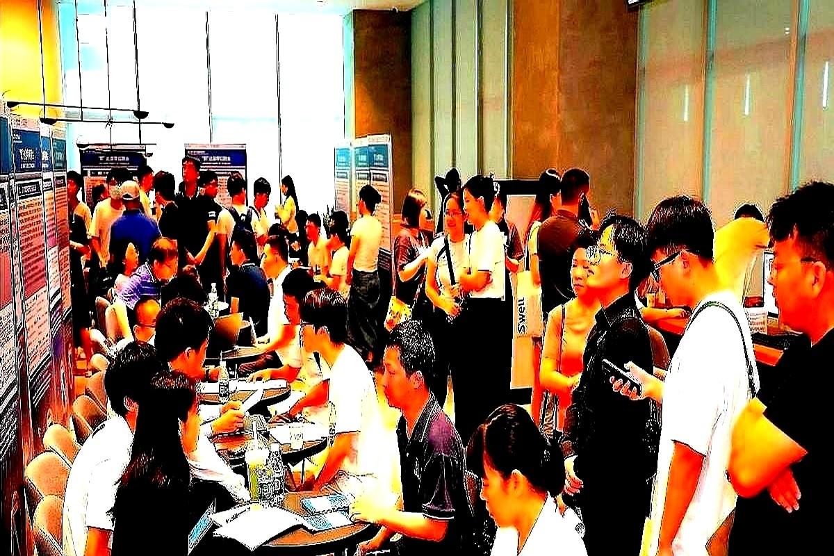 45岁老赵学3个月，工资反超生

老赵原来在玩具厂搬箱子，45岁被老板劝退。
