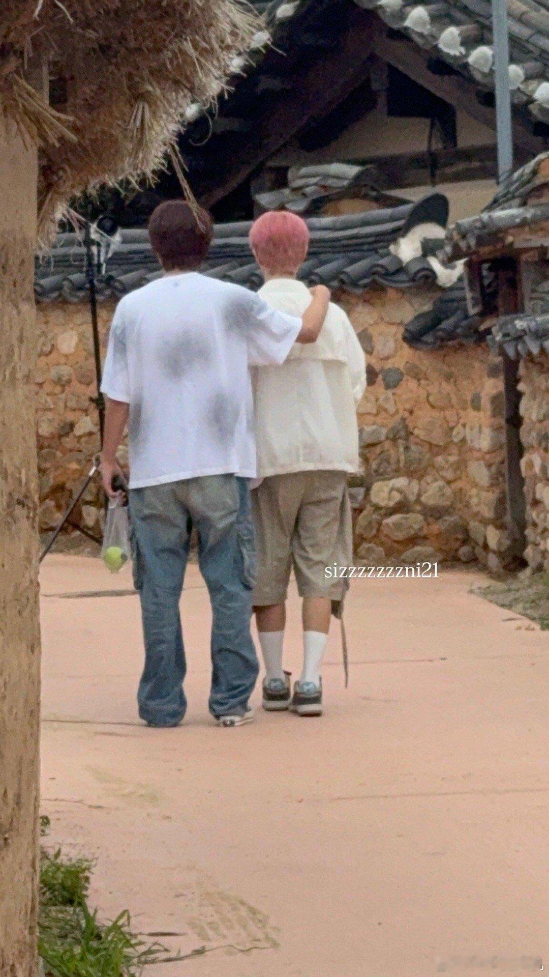 李楷灿这个衣服配上背景还以为是干活衣服被蹭脏了哈哈哈哈哈 ​​​