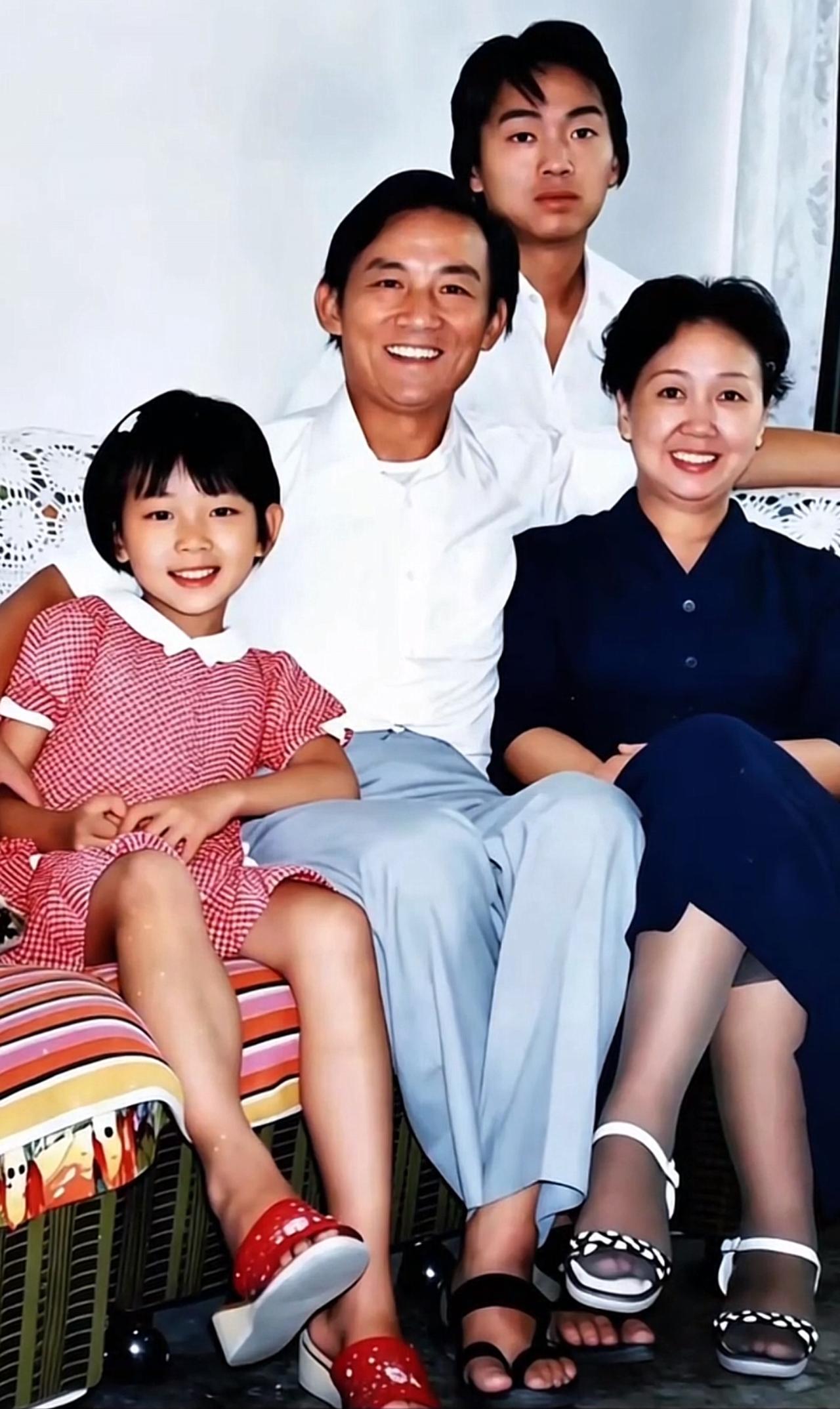 上世纪八十年代，游本昌在自家客厅拍下的全家福。彼时《济公》正在全国热播，52岁的