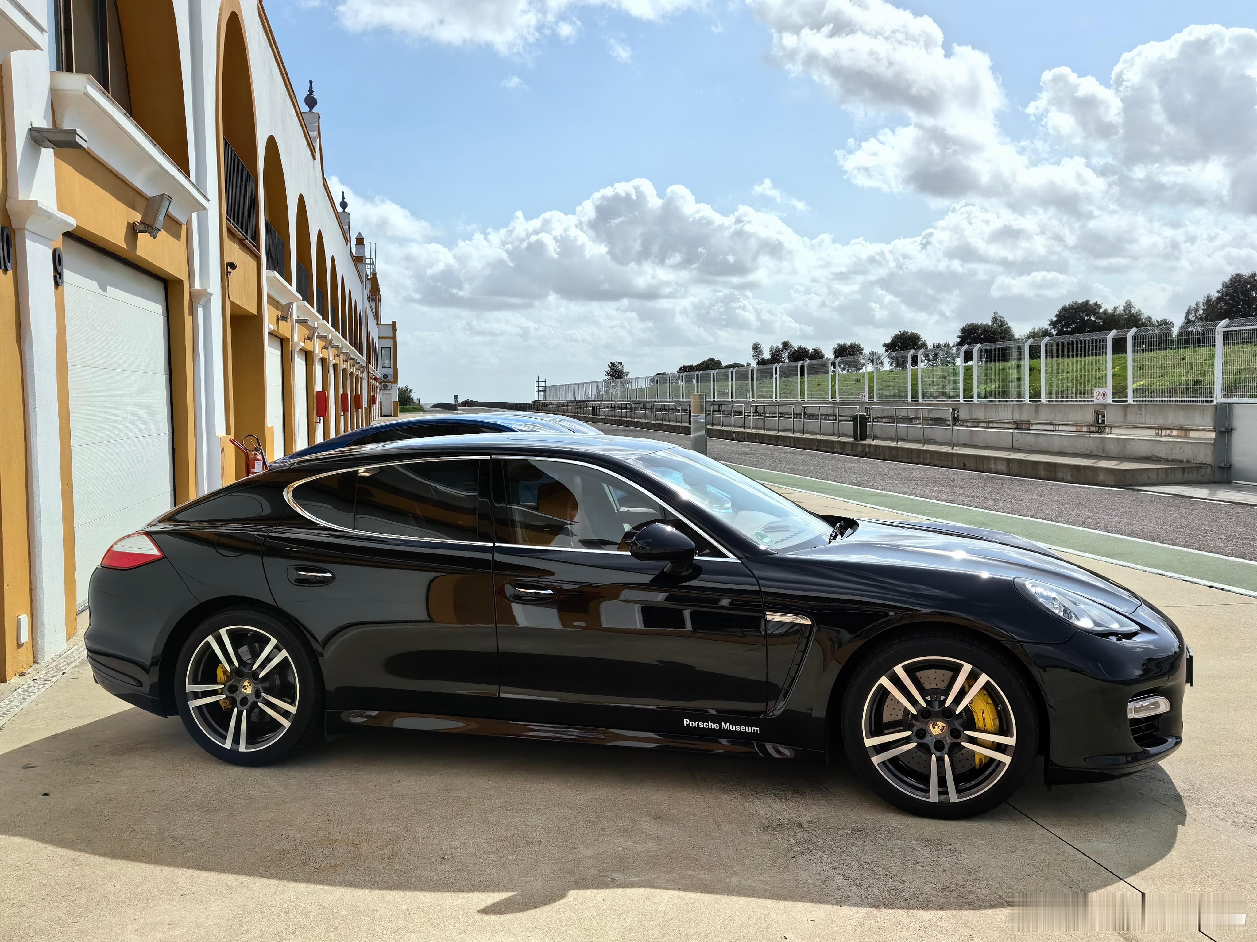 三代保时捷panamera，能一眼看出差别吗[微笑]  ​​​