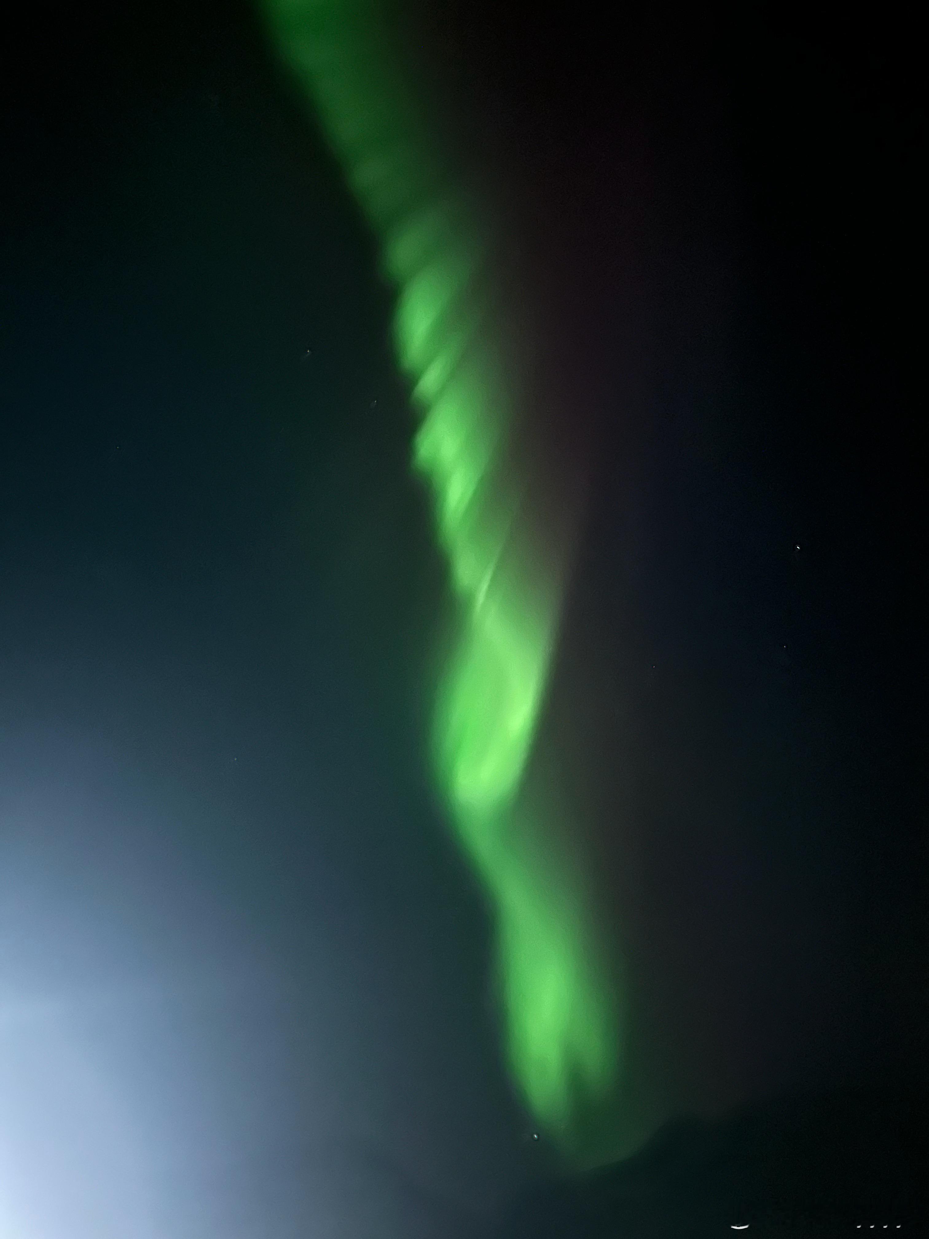 刚到挪威境内开着车赶路，抬头就看到了极光大爆发！持续时间久，变换快，五颜六色的，