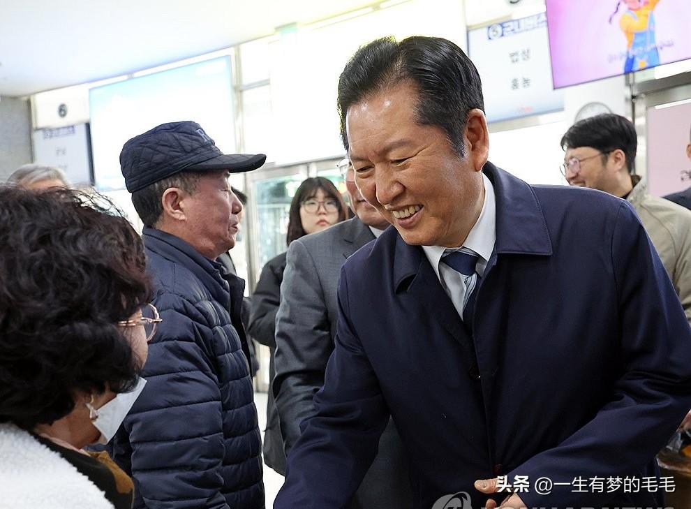 3月6日，韩国共同民主党党首郑清来就党内部分人士提出的大法院院长曹喜大弹劾论表态