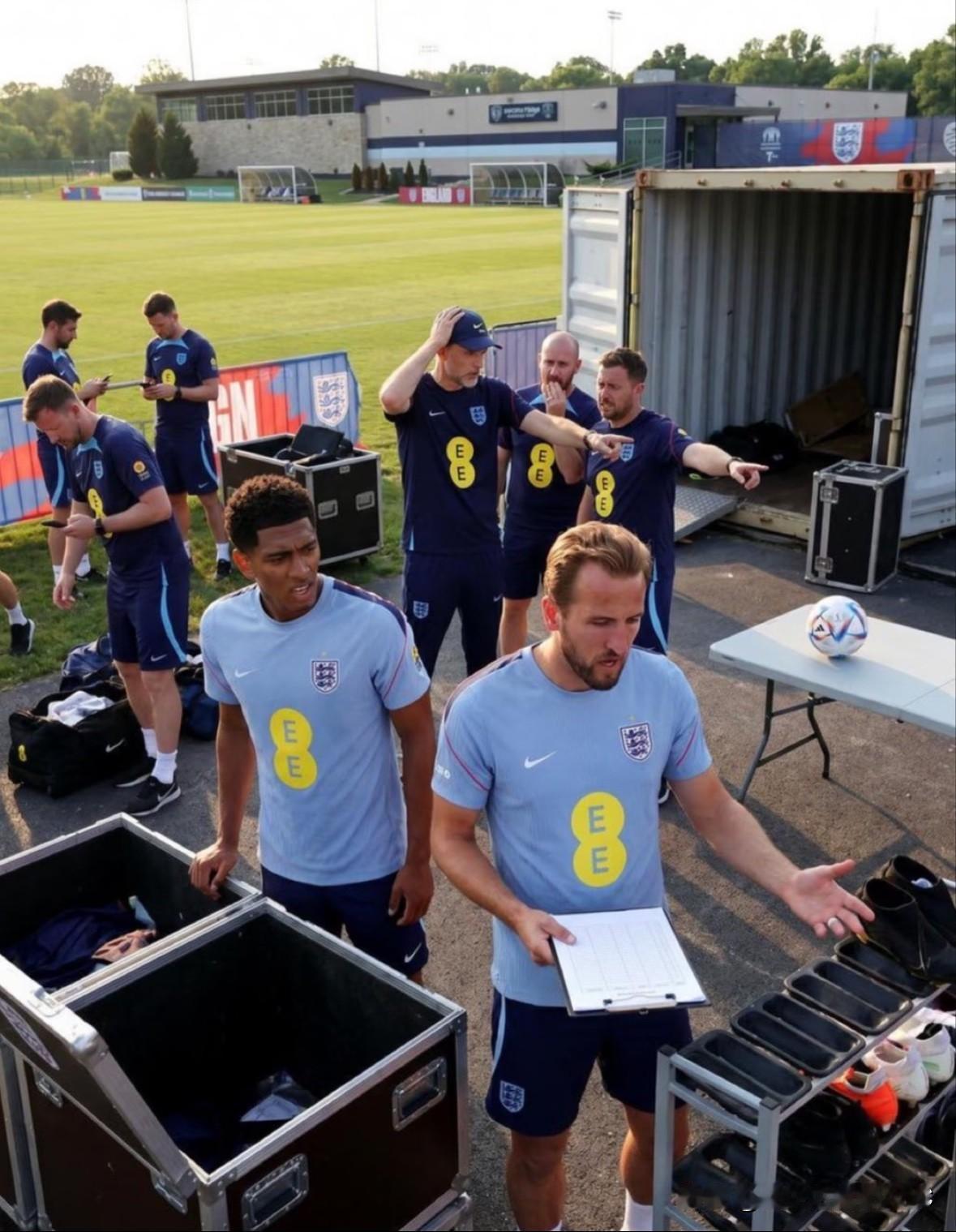 英格兰队物资被盗~装备全丢只剩一个足球⚽️
网友神评:这不就是英格兰一个球没丢吗