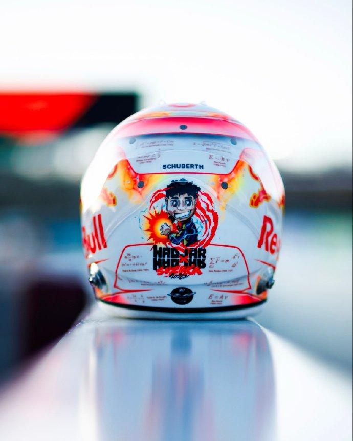 看看红牛车队车手伊萨克·哈贾尔的头盔，全部是二次元的！这到底什么意思？其实很简单