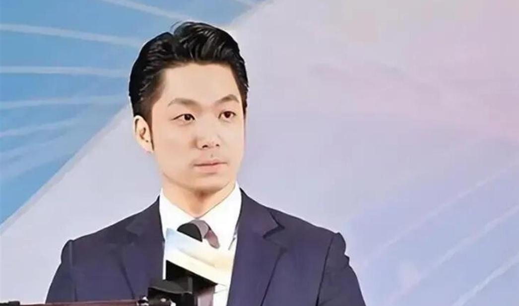 蒋万安不敢承认自己是中国人，只敢说自己是台湾人，这一点非常失分！

当然，这只是