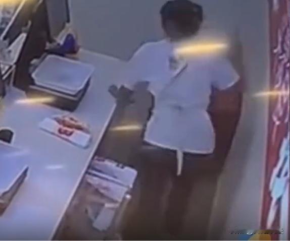 江西，一位老人，手持铁榔头，闯入了一家正在营业的零食店。当时店内只有一名女营业员