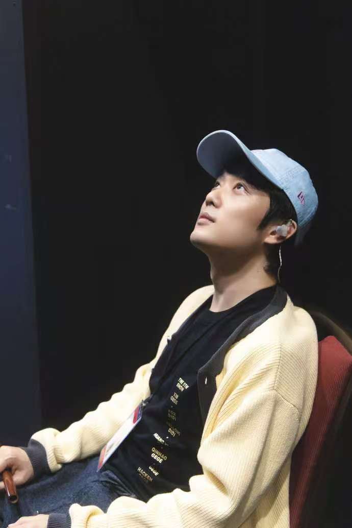 秦昊李克勤再唱披哥兰亭序秦昊李克勤粤语三连唱谁还没走出披4！2026再听兰亭序合