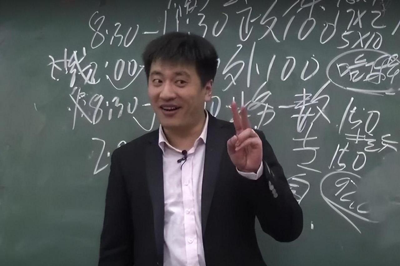什么叫考研？听听张雪峰老师怎么说！他说；考研就是个屌丝逆袭的过程，通俗一点讲，就