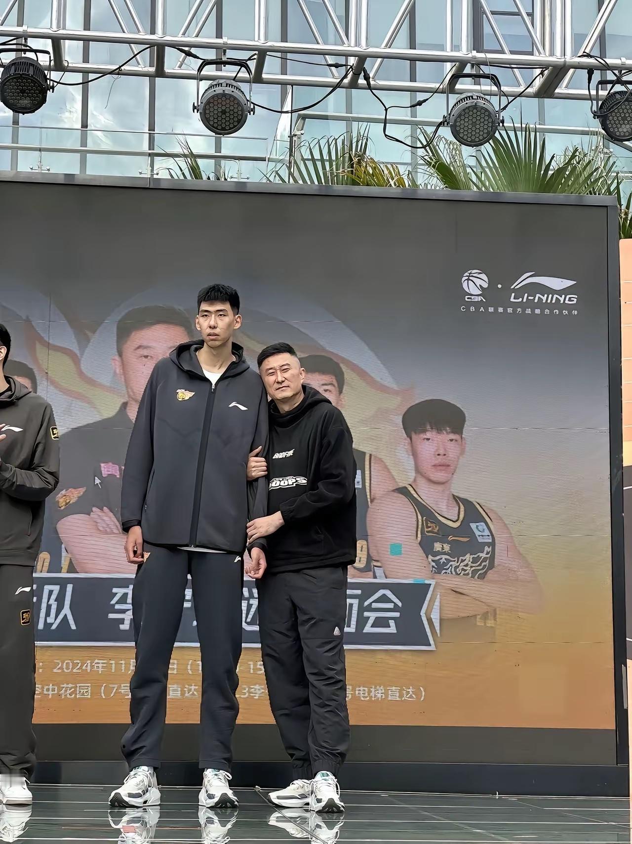 看得出来杜峰许昕关系挺好的