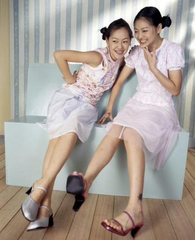 她是真的厉害，谁看过她以前少女时期的照片，又黑又中性，就硬生生从根本不是美女，变