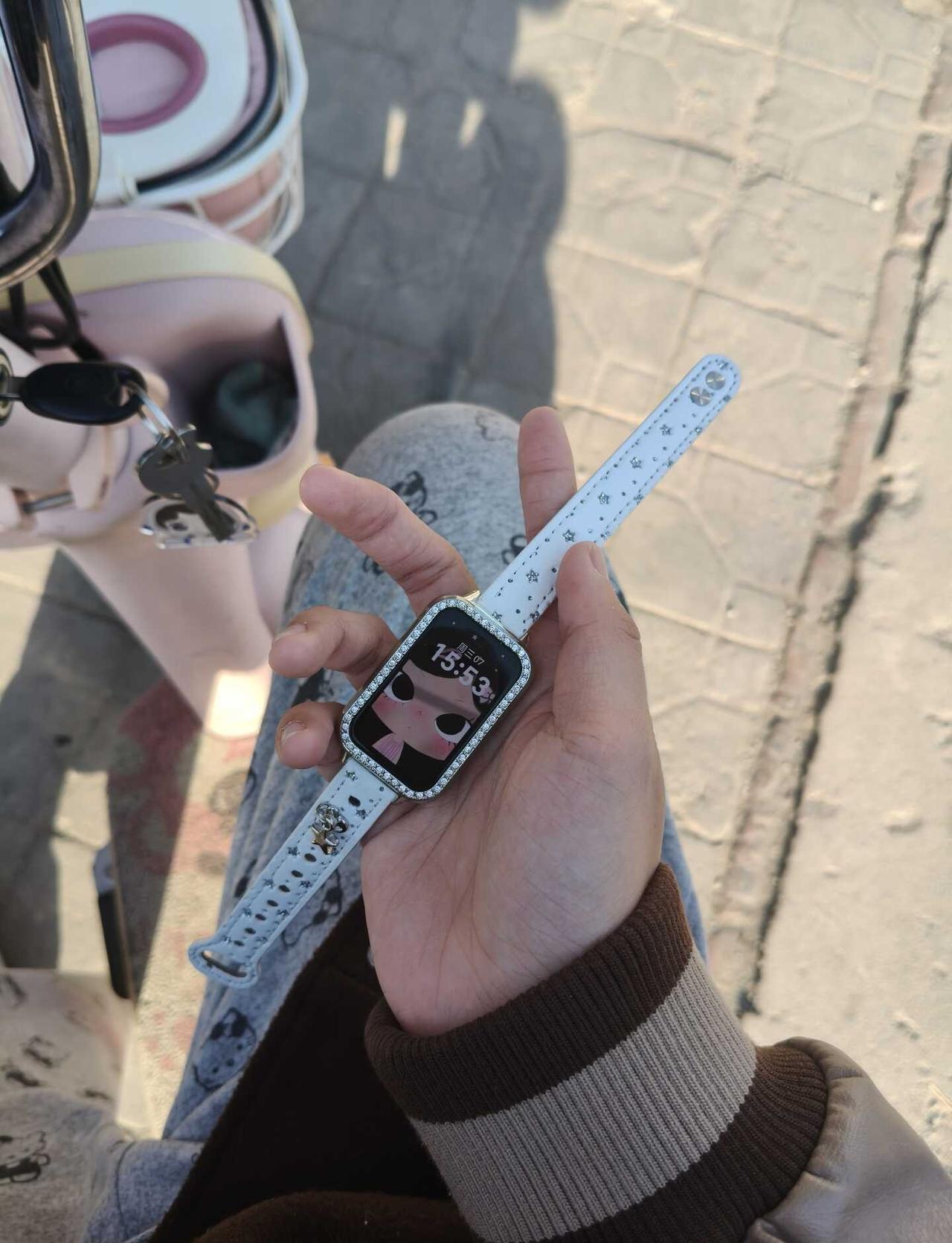你是怎么搭配手环的？
今天给我的手环搭了新配饰，效果真不错[赞]
之前为了学游泳