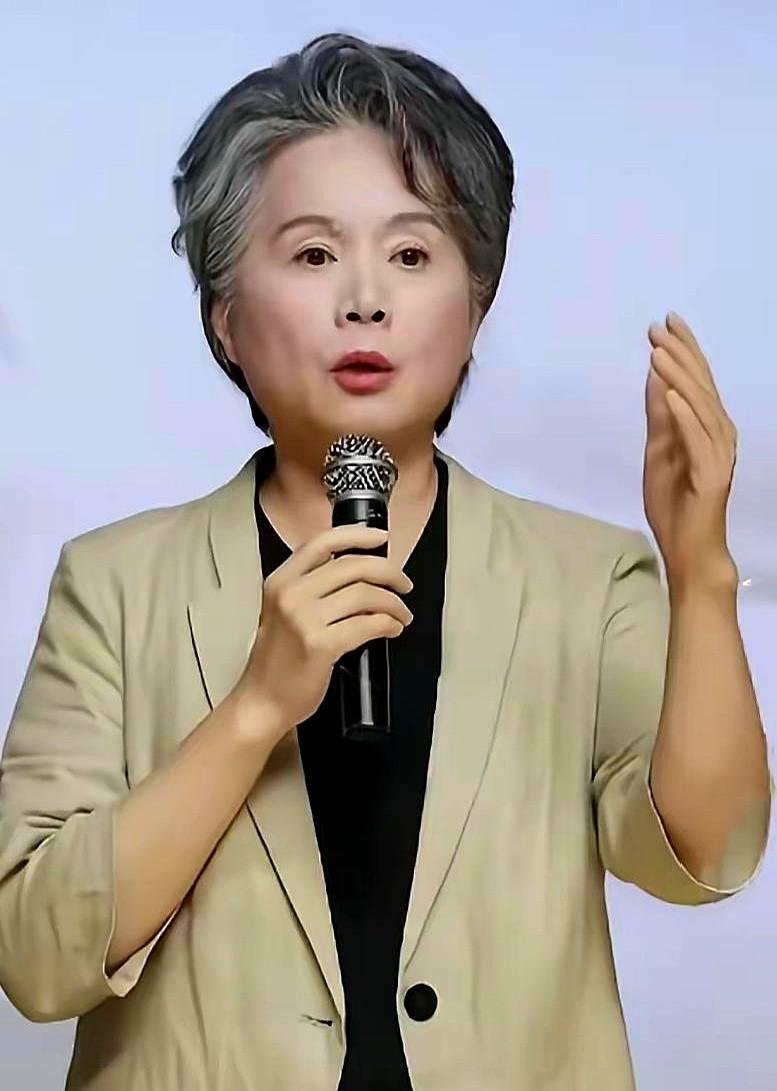 老戏骨吴冕腿软了，在片场对着杨紫狂做深呼吸，就怕自己接不住戏。

真没想到，拍了