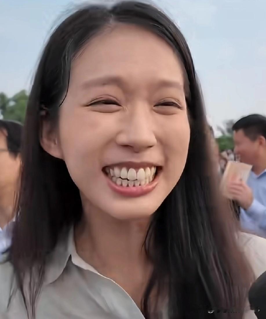 奥运冠军江旻憓在阅兵现场接受采访时的反应太可爱了！她说自己两点半起床一点都不困，