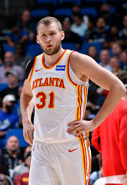 Scotto：老鹰中锋乔克-兰代尔遭遇右脚高位踝关节扭伤，大约两周后接受复查！兰