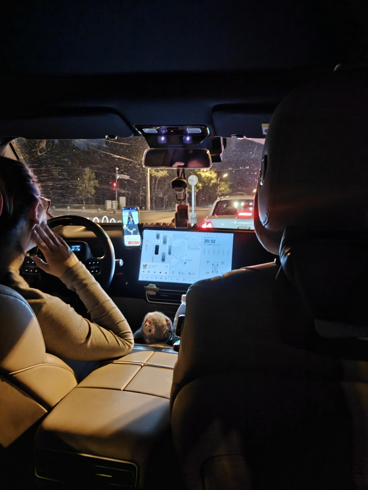 夜晚滴滴出行，开车的小妹妹你在想什么？[呲牙]

夜间滴滴出行 美女座网约车 杭